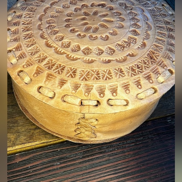 Round tooled leather Crossbody (PB2) - Picture 5 of 7